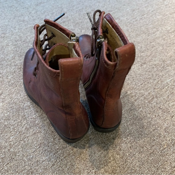 EUC Frye‎ Carson Lug Lace Up And Zip Dark Brown Boot Women's Size 6 B - Picture 9 of 15